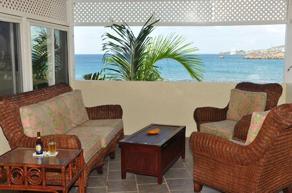Bird Rock Beach Hotel บาสแตร์ ภายนอก รูปภาพ