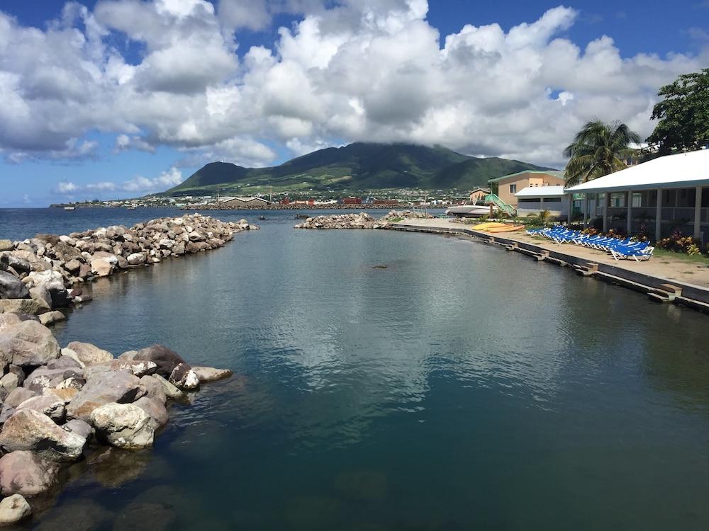 Bird Rock Beach Hotel บาสแตร์ ภายนอก รูปภาพ