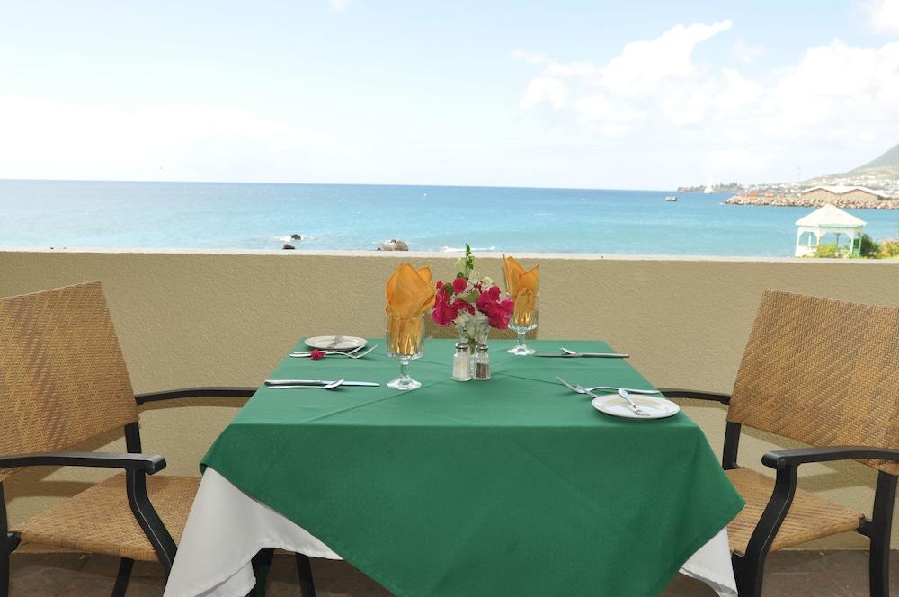 Bird Rock Beach Hotel บาสแตร์ ภายนอก รูปภาพ