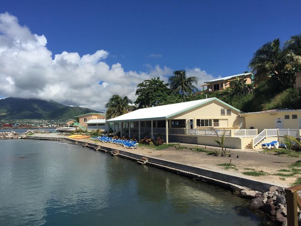 Bird Rock Beach Hotel บาสแตร์ ภายนอก รูปภาพ