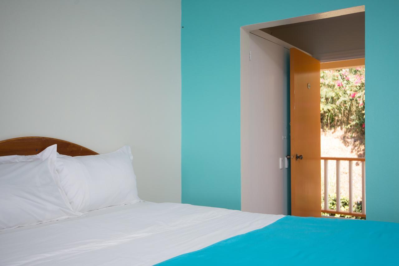 Bird Rock Beach Hotel บาสแตร์ ภายนอก รูปภาพ