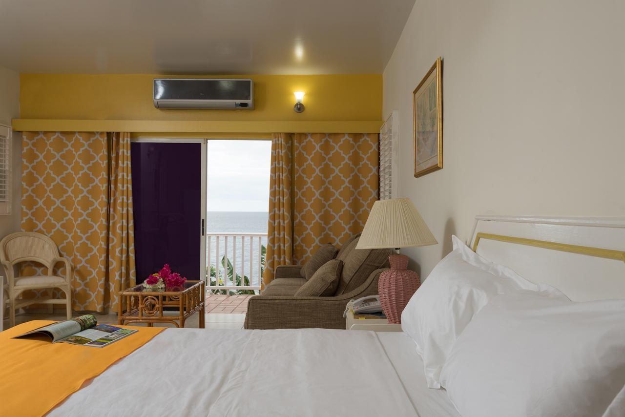 Bird Rock Beach Hotel บาสแตร์ ภายนอก รูปภาพ