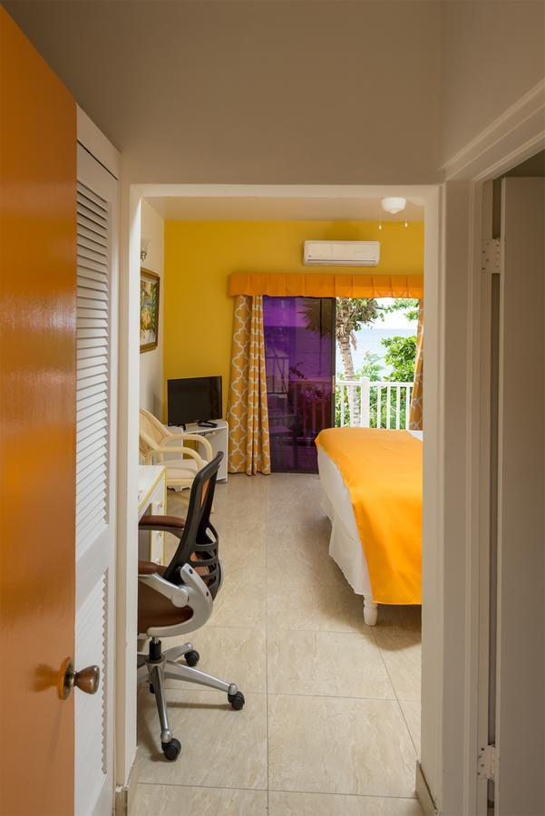 Bird Rock Beach Hotel บาสแตร์ ภายนอก รูปภาพ