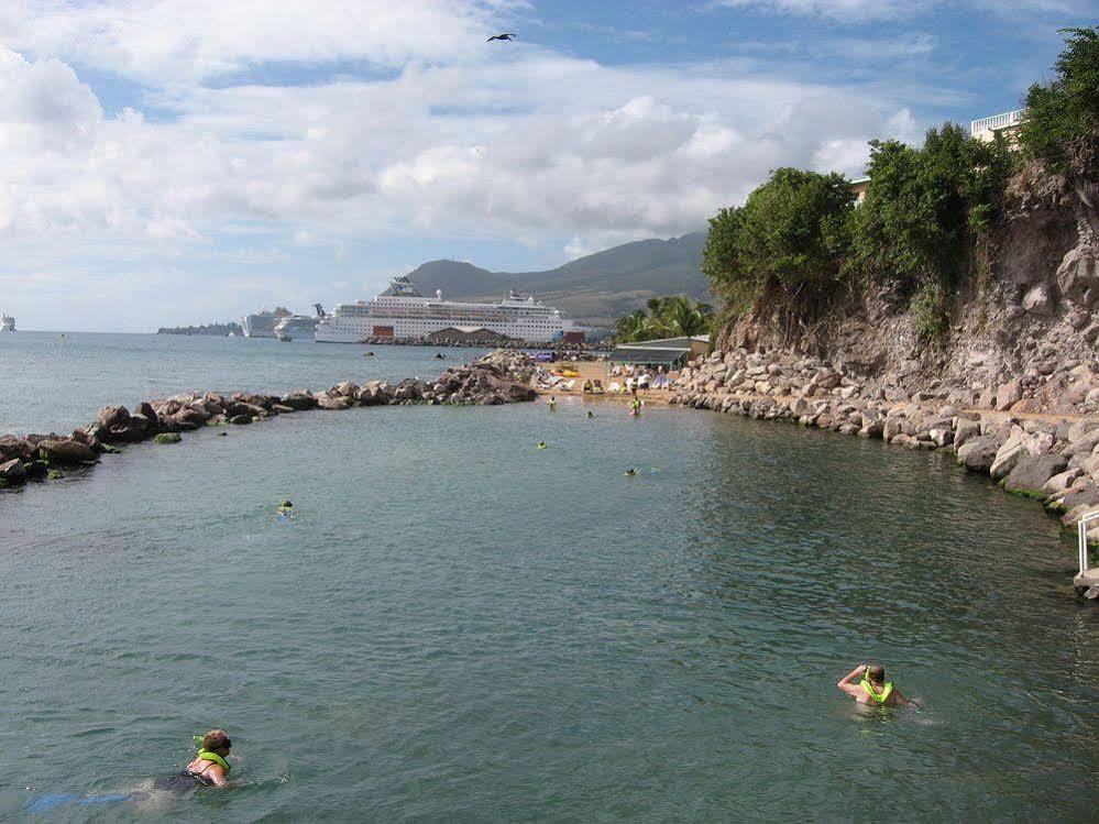 Bird Rock Beach Hotel บาสแตร์ ภายนอก รูปภาพ
