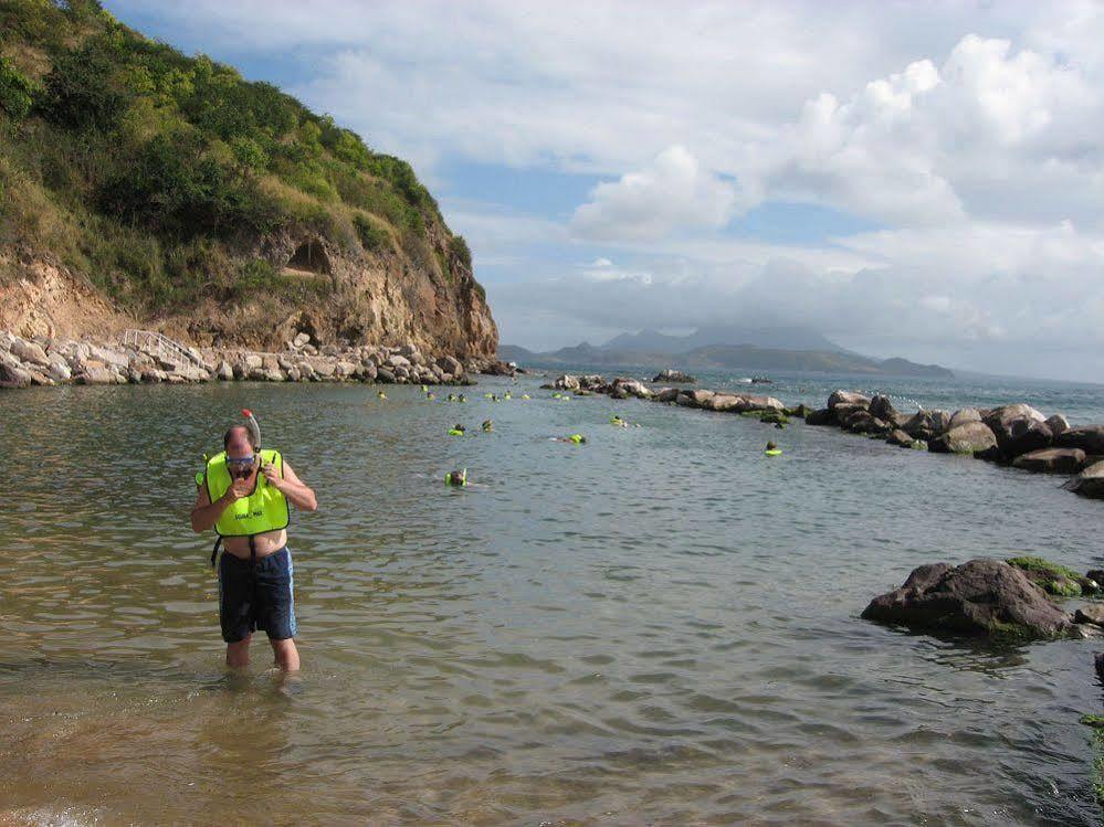Bird Rock Beach Hotel บาสแตร์ ภายนอก รูปภาพ