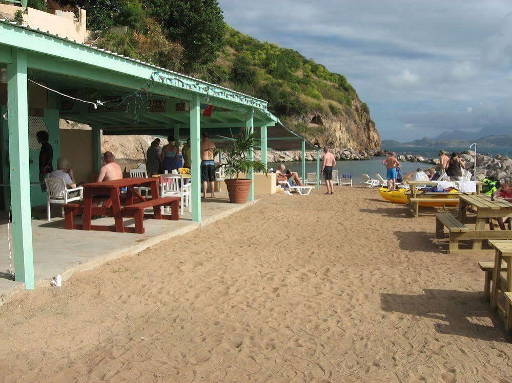 Bird Rock Beach Hotel บาสแตร์ ภายนอก รูปภาพ